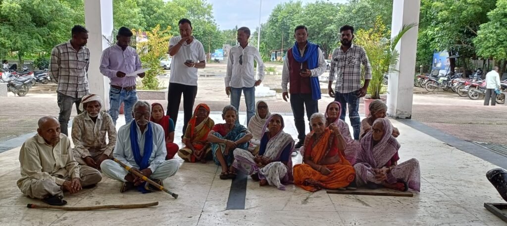 बुरहानपुर। नवरात्रि पर्व पर बुजुर्गों को नहीं आशियाना, भीम आर्मी ने ज्ञापन सौंपकर प्रशासन से की वृद्धआश्रम की मांग