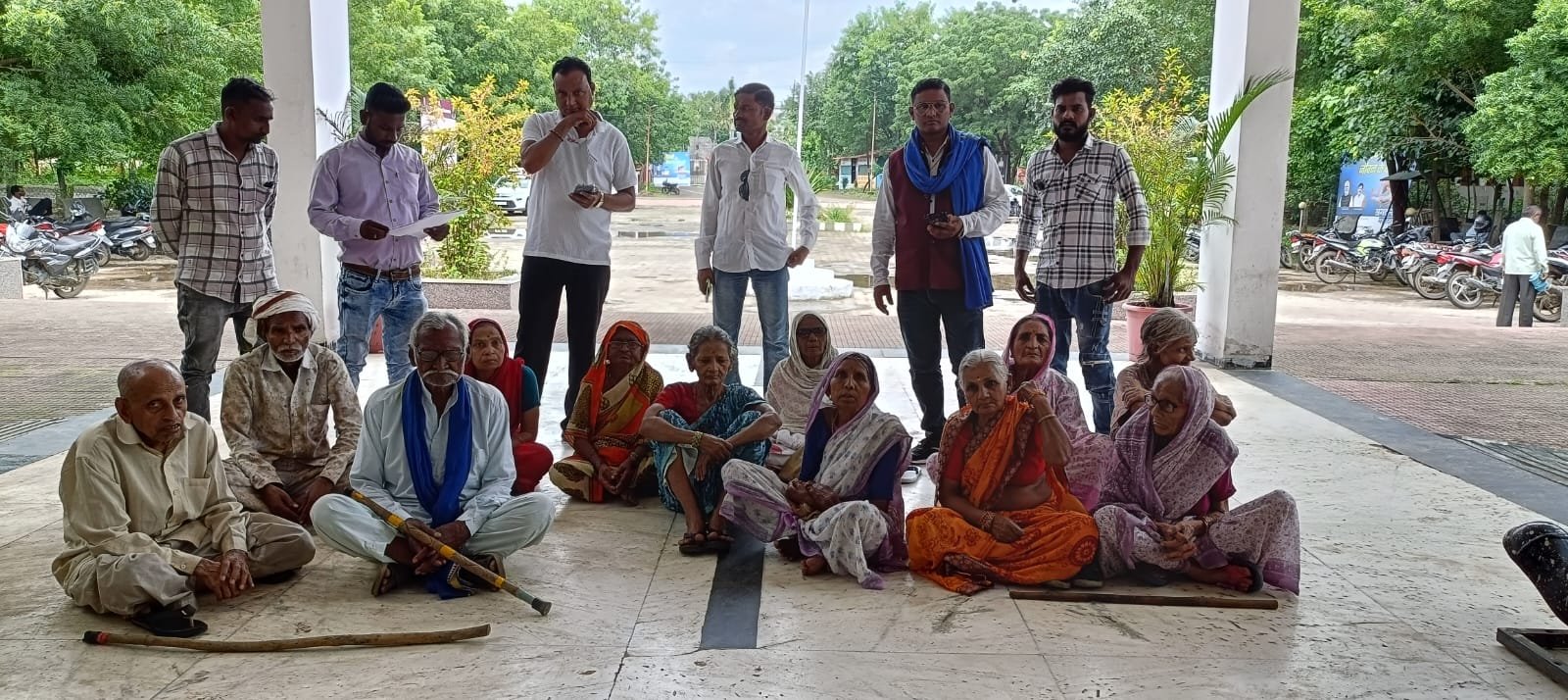 बुरहानपुर। नवरात्रि पर्व पर बुजुर्गों को नहीं आशियाना, भीम आर्मी ने ज्ञापन सौंपकर प्रशासन से की वृद्धआश्रम की मांग