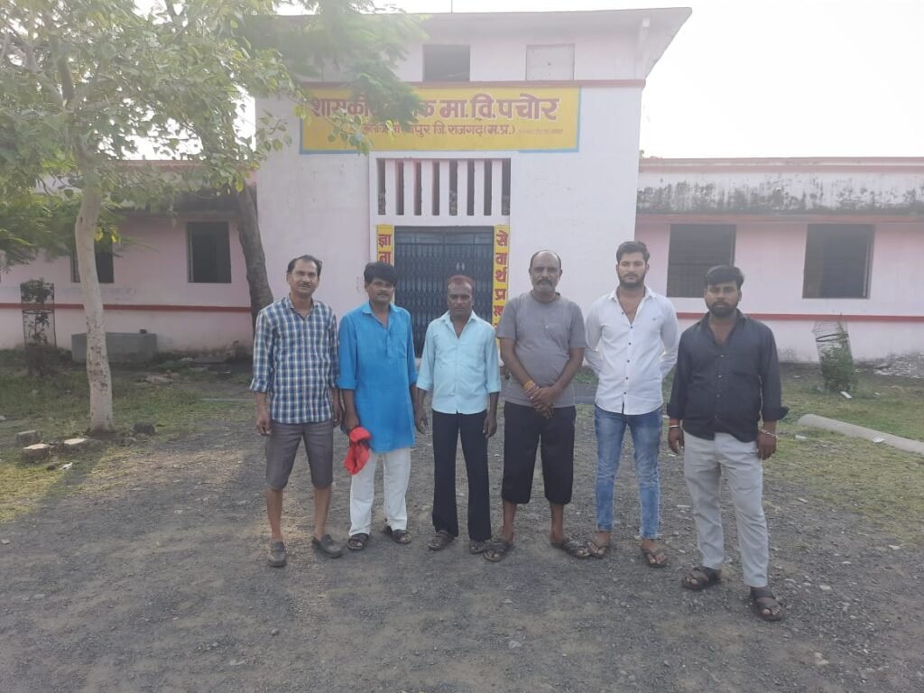 राजगढ़। गांधीगिरी से सरकारी स्कूल पचोर में चलाया स्वच्छता अभियान
