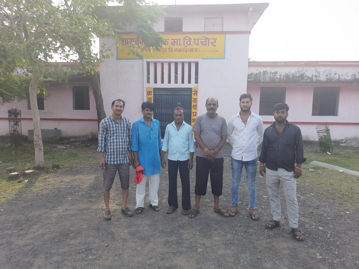 राजगढ़। गांधीगिरी से सरकारी स्कूल पचोर में चलाया स्वच्छता अभियान