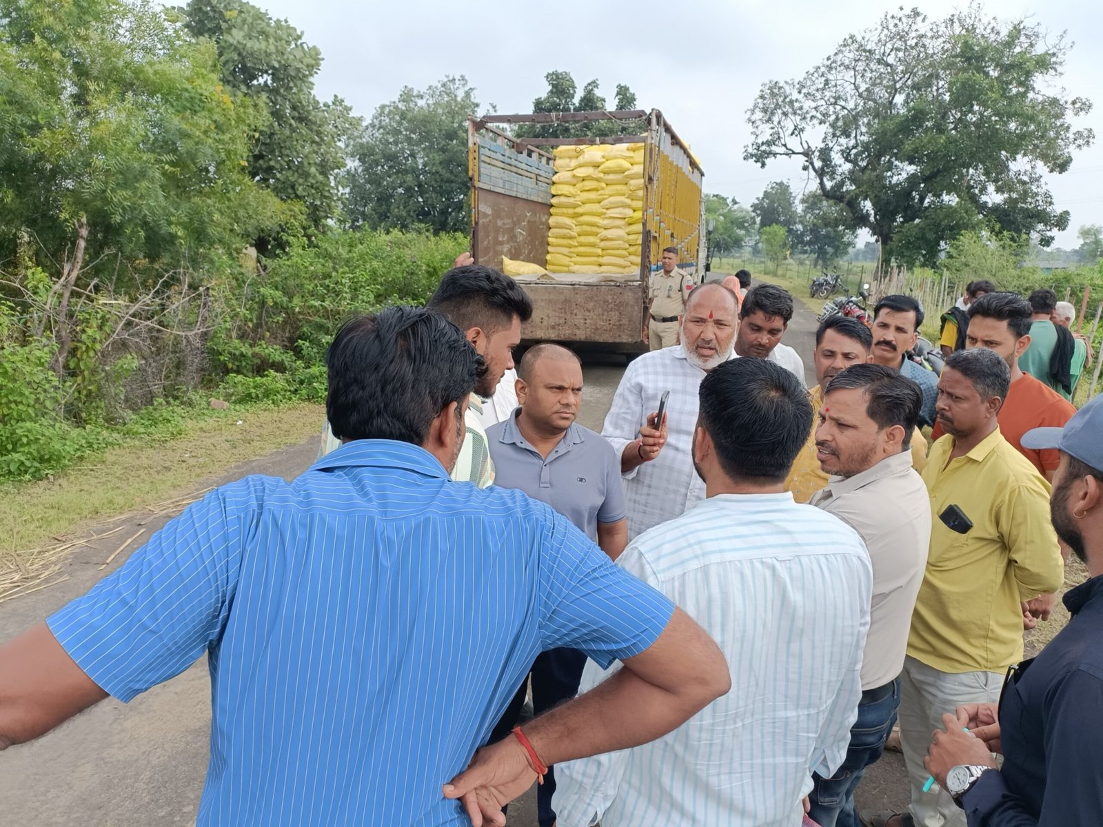 आगर। नियम विरूद्ध यूरिया खाद वितरण पर एक ट्रक और ट्रैक्टर जब्त