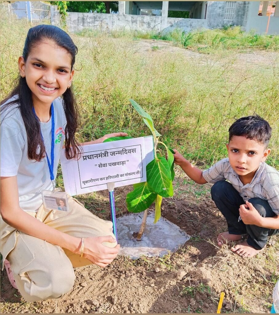 शाहपुरा। पर्यावरण ब्रांड एंबेसडर एवं ग्रीन लिटिल बेबी श्रेया कुमावत ने सेवा पखवाड़ा में लगाया बरगद का वृक्ष