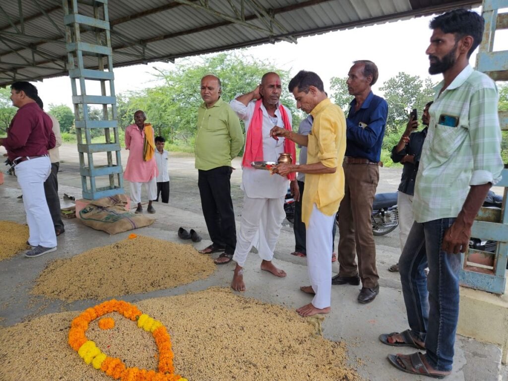 मोहन बड़ोदिया मंडी में नई सोयाबीन की आवक 60 क्विंटल के करीब हुई। 4300 रुपये प्रति क्विंटल बिका