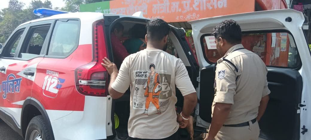 विदिशा। बीमार महिला बस उतरते समय बेहोश होकर गिर गई डायल 112 से पहुंचाया अस्पताल