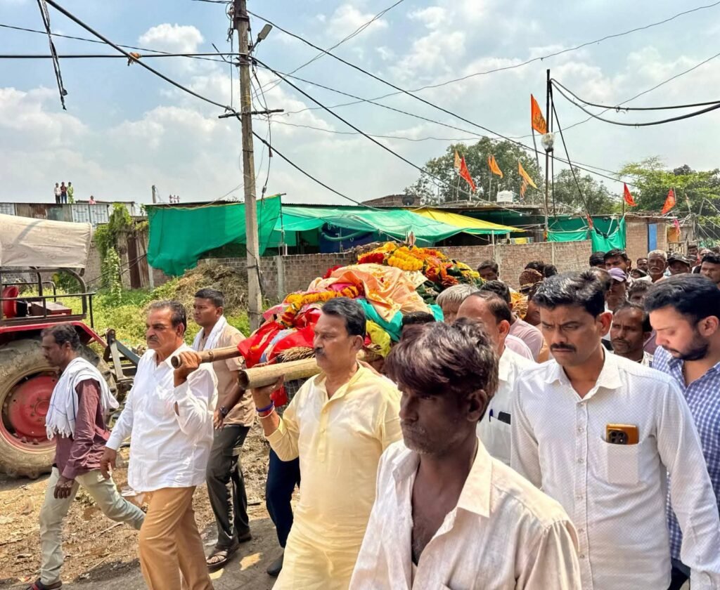 शोक संतृप्त परिवारों से मिलकर ढांढस बंधाया और अंतिम यात्रा में शामिल हुए मंत्री श्री सिलावट