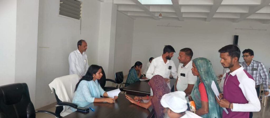 कलेक्टर श्रीमती यादव ने जनसुनवाई में सुनी नागरिकों की समस्या, अधिकारियों को दिये निराकरण के निर्देश