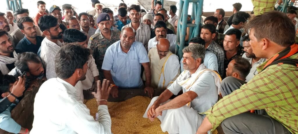 ब्यावरा-नरसिंहगढ़ मंडी में कलेक्टर ने किसानों का फूल-माला पहनाकर किया स्वागत,भावांतर योजना पर खरीदी शुरू।
