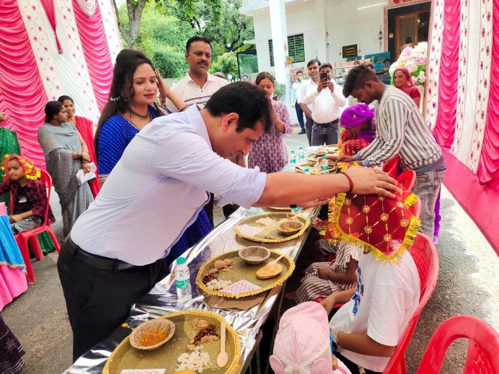नवमी पर दतिया कलेक्टर दंपत्ति ने कराया कन्या भोज।