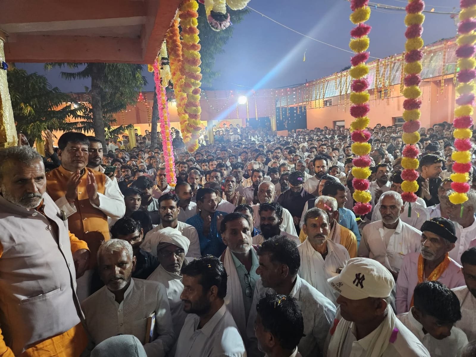 नवरात्रि की नवमी के दिन प्रातः 5 बजे ग्राम भंवरा के माँ ईलाही माता मंदिर में हुई महाआरती,विधायक सहित हजारों भक्तों हुए शामिल।