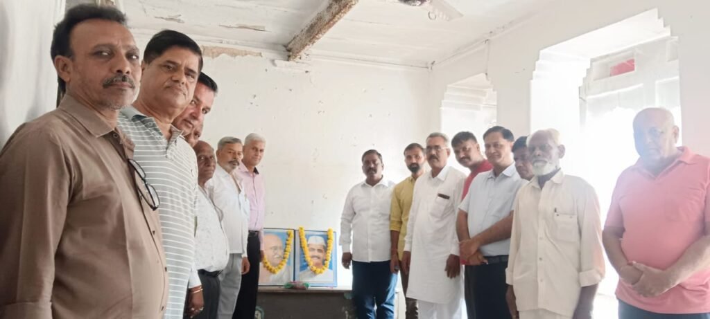 शाहपुरा। नगर कांग्रेस कमेटी द्वारा राष्ट्रपिता महात्मा गांधी पूर्व प्रधानमंत्री लाल बहादुर शास्त्री की जयंती मनाई गई