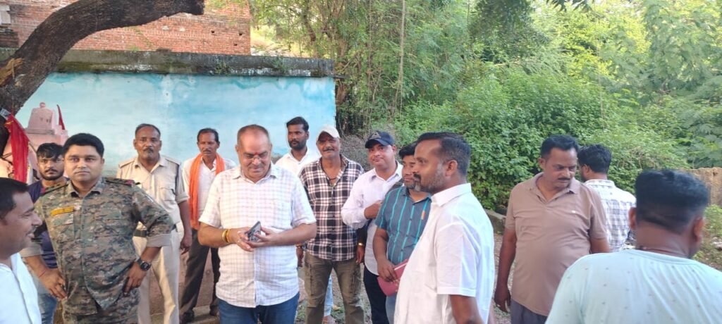 किनारे बने मकानों पर चलेगा बुलडोजर।