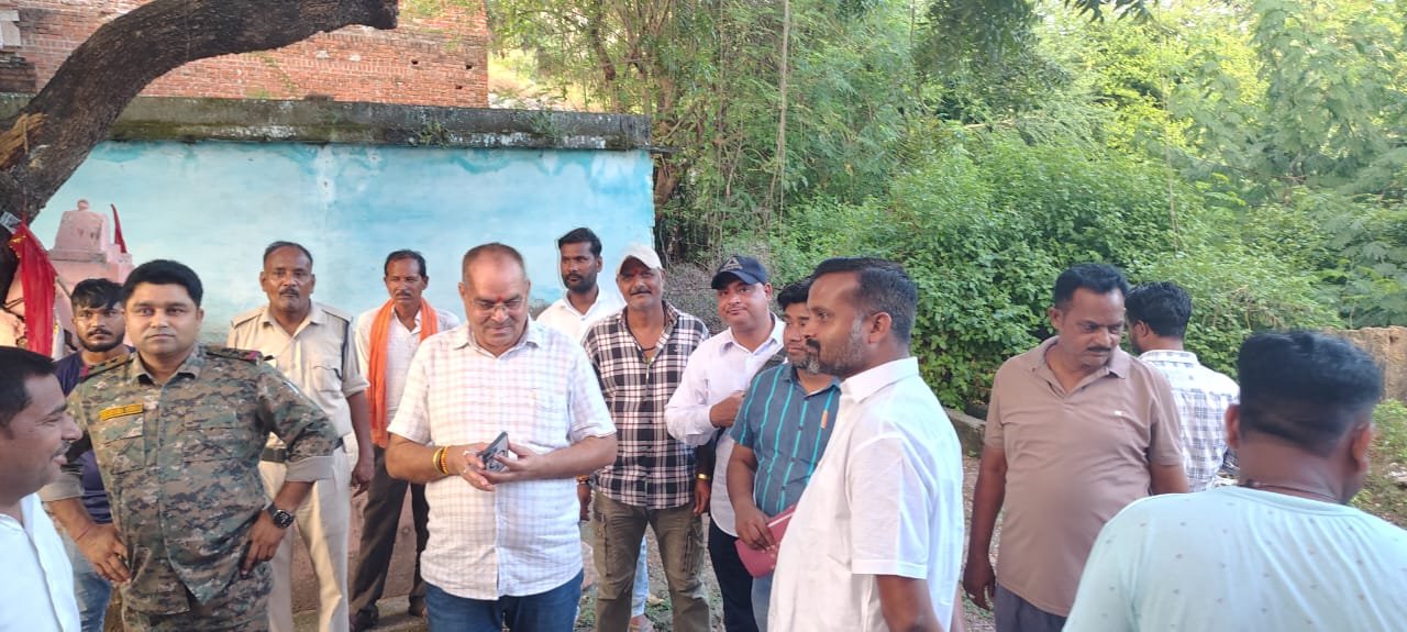 किनारे बने मकानों पर चलेगा बुलडोजर।