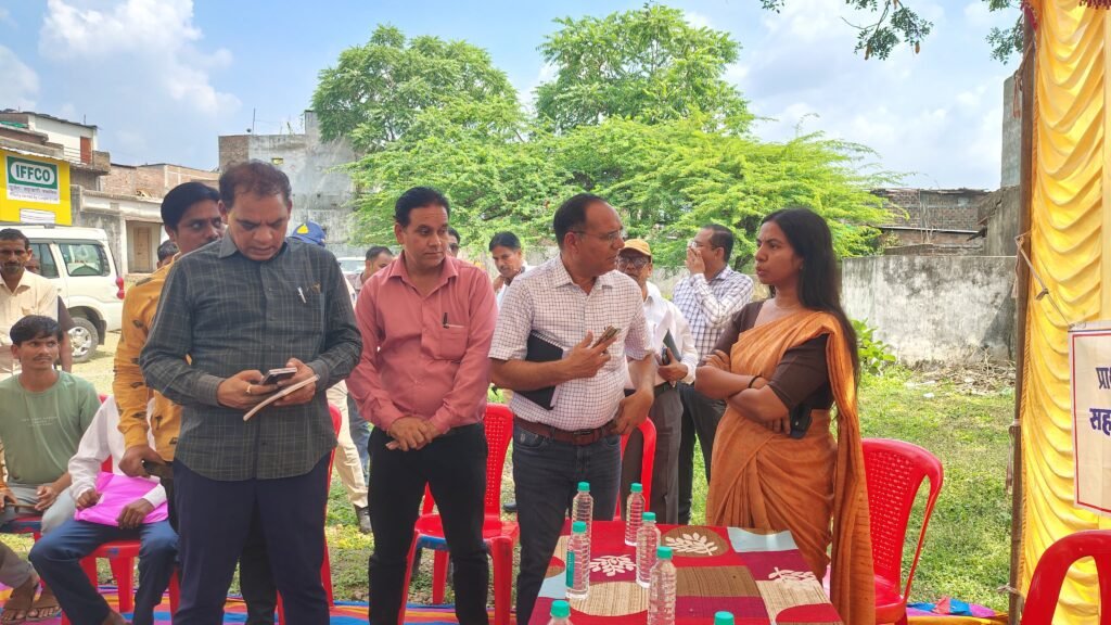 कलेक्टर ने प्राथमिक सहकारी संस्था तनोड़िया का औचक निरीक्षण, लापरवाही पर प्रबंधक को कारण बताओ नोटिस जारी
