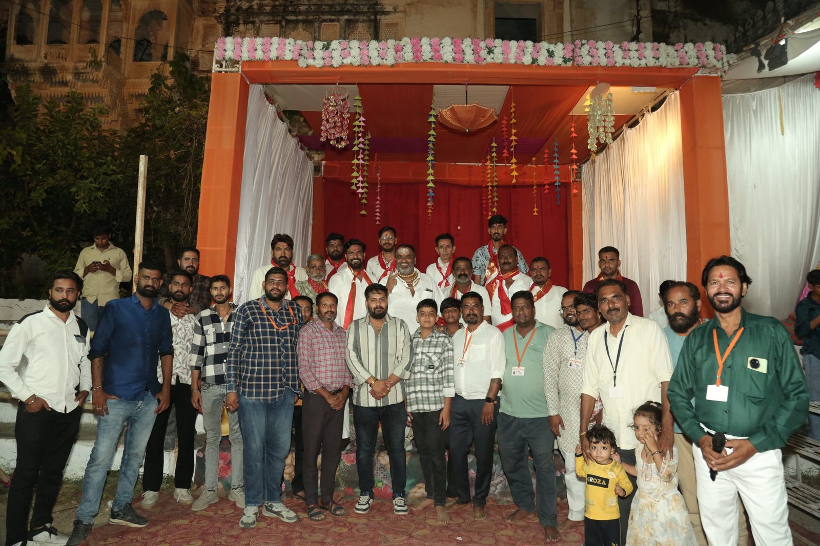 शाहपुरा में श्री नवदुर्गा डांडिया ग्रुप महलो के चौक में गरबा महोत्सव में कांग्रेस के कार्यकर्ताओं ने की शिरकत