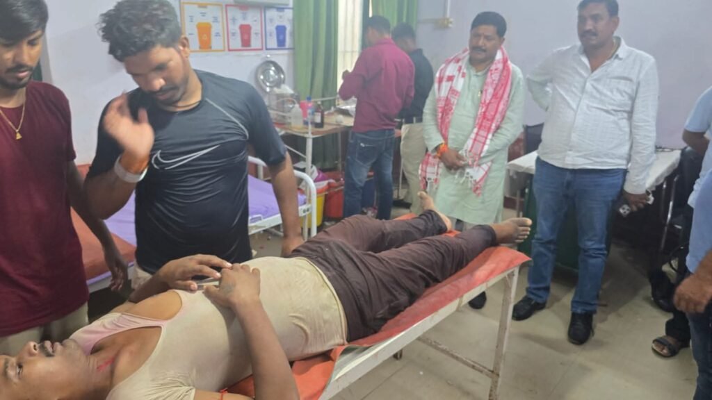 दुर्गा प्रतिमा विसर्जन करने गए युवक को डूबते देख विधायक ने निकलवा कर गाड़ी से इलाज के लिए भेजा