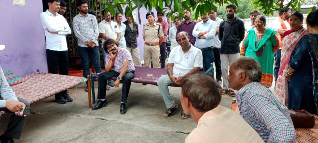 पशुपालन एवं डेयरी विभाग के प्रमुख सचिव ने दुग्ध समृद्धि अभियान के अंतर्गत पशुपालकों से की चर्चा