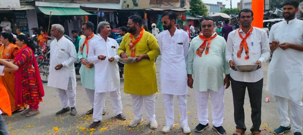 भारतीय जनता पार्टी नगर मंडल द्वारा कलश शोभायात्रा पर पुष्प वर्षा कर स्वागत किया*शाहपुरा-राजेन्द्र खटीक।