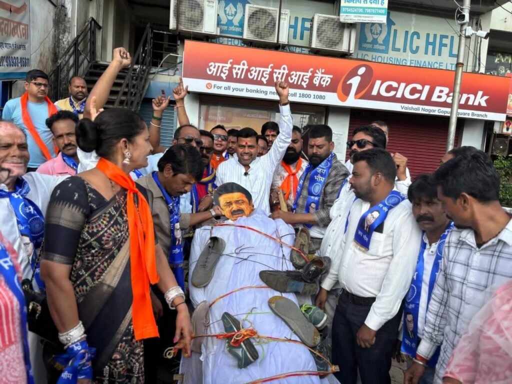 तमिलनाडु के मुख्यमंत्री का किया पुतला दहन मुर्दाबाद के नारो के साथ निकाली शवयात्रा