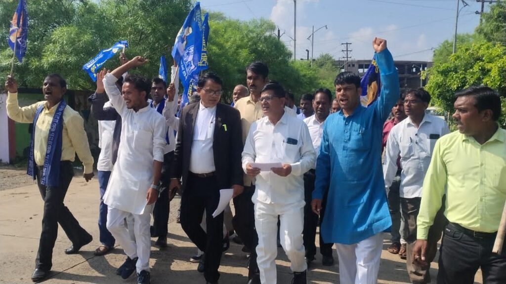 बसपा ने एड, अनिल मिश्रा के विरोध में सौंपा ज्ञापन