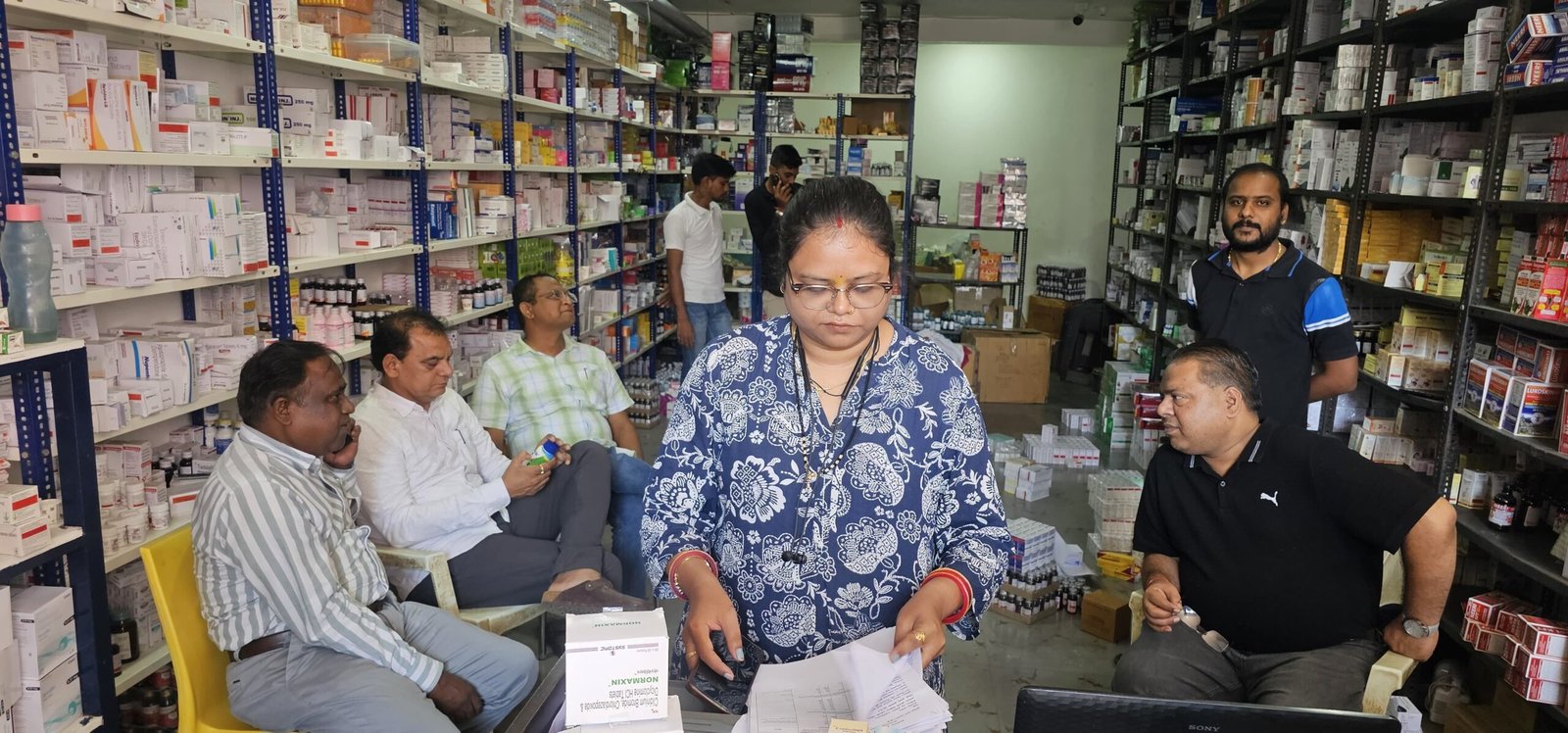 जिले में प्रतिबंधित और अमानक दवाओं की जांचराजस्व एवं स्वास्थ्य विभाग के संयुक्त दल ने किया मेडिकल दुकानों का निरीक्षण