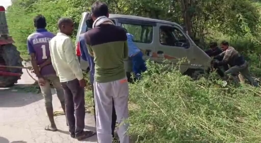 धामनिया क्षेत्र में हादसा:खस्ताहाल सड़क बनी हादसों का सबब,इको कार खाई में गिरी–चालक गंभीर घायल