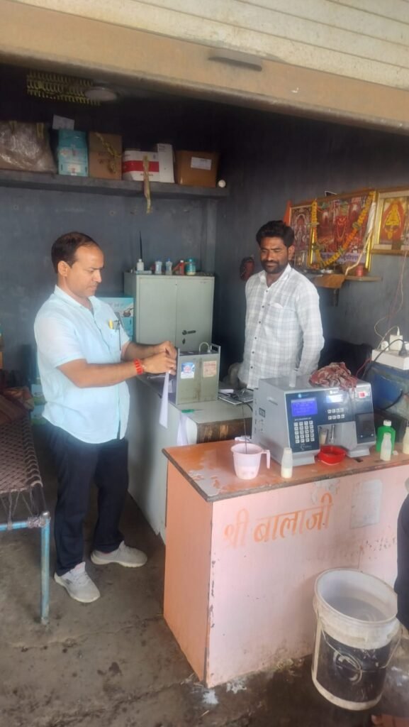 त्योहारों से पूर्व खाद्य पदार्थों की जांच- मिलावटी तेल एवं दूध उत्पादों के नमूने जांच हेतु लिए गए