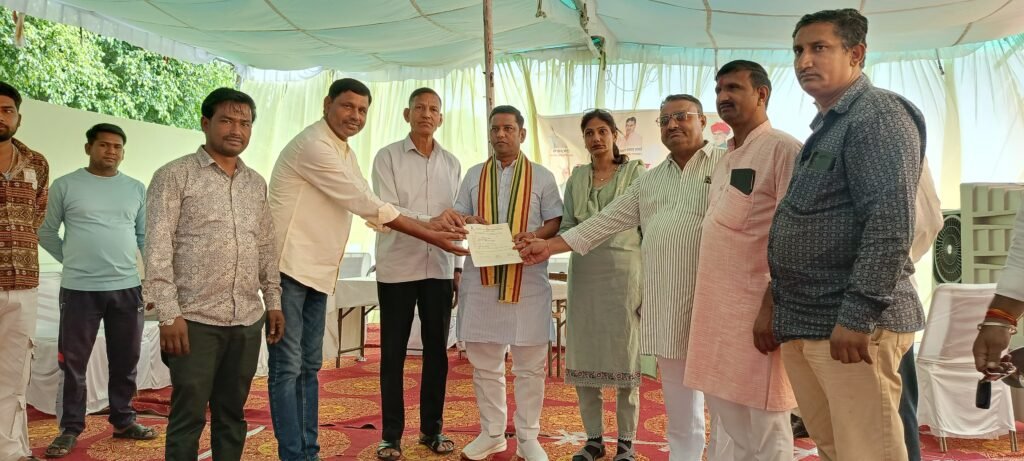विधायक महोदय ने किया शिविर का अवलोकन व पट्टे वितरित किये