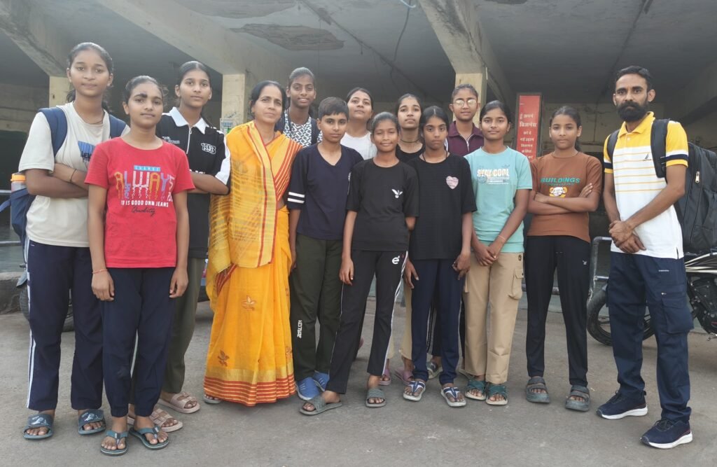 अखिल भारतीय स्तर वॉलीबॉल प्रतियोगिता के लिए टीम रवाना