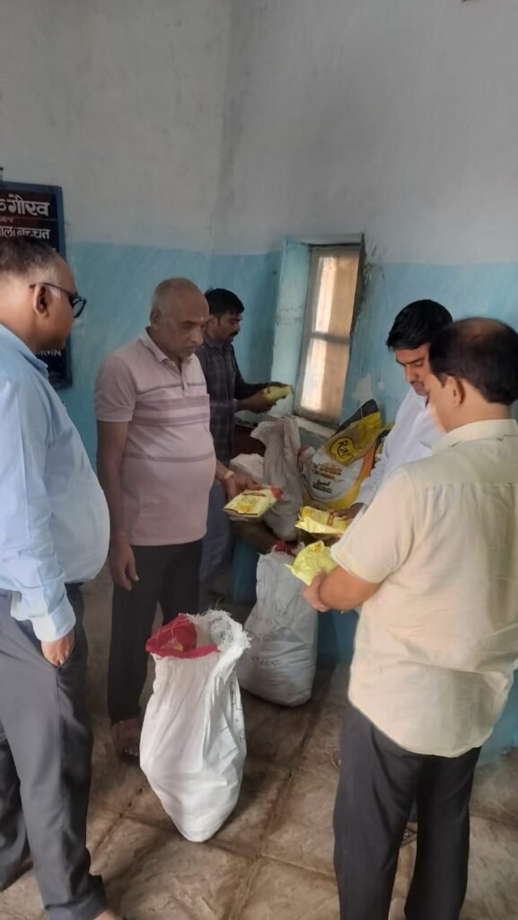 नरसिंहगढ़ स्थित जेल का किया निरीक्षण, जेल में कैदियों को परोसे जाने वाले खाद्य सामग्री के नमुने लिए