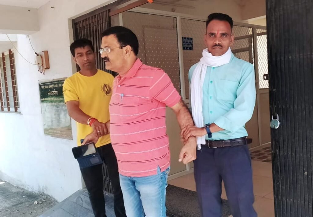जनपद CEO को उज्जैन लोकायुक्त की टीम ने रिश्वत लेते पकड़ा।