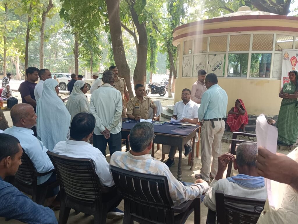 कप्तानगंज थाना समाधान दिवस में पहुंचे उप जिलाधिकारी सुने फरियादियों की समस्याएं।