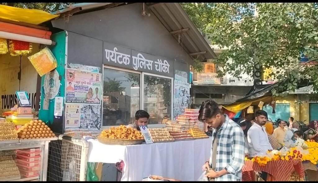 पीतांबरा पीठ के उत्तर द्वार पर पर्यटक पुलिस चौकी पर अतिक्रमणकारियों का स्थाई कब्जा।