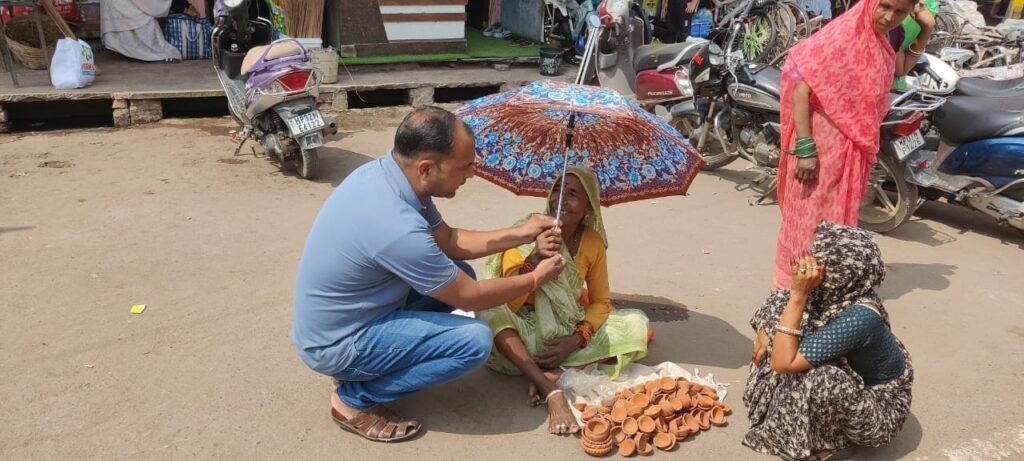 खुशी! धुप में मिट्टी के दीपक बेच रही महिला को भेंट किए छाते।