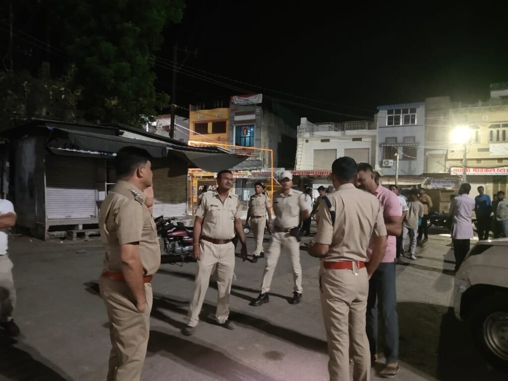 शाहपुरा के बारहठ सर्कल त्रिमूर्ति चौराया पर रात्रि को फायरिंग मामला पुलिस ने गठित की विशेष टीमें ,पुरानी रंजिश से जुड़ा मामला सलीम खान गंभीर घायल