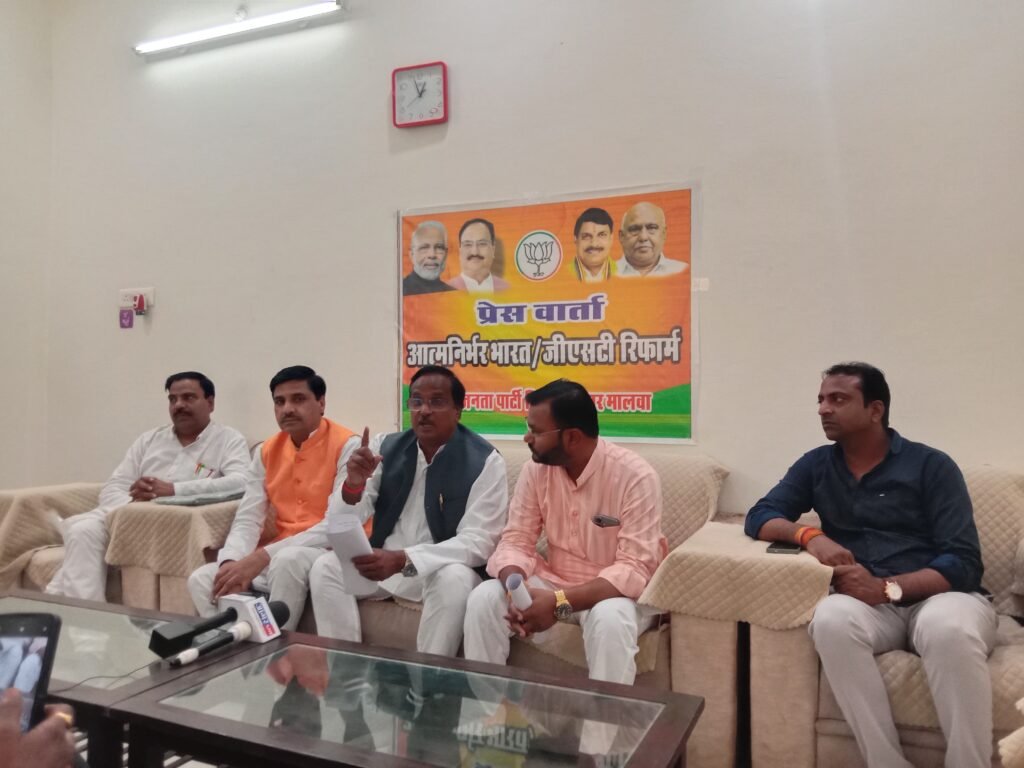 पत्रकारों के डीजल‌, पेट्रोल व अन्य आम गरीब जनता की जरूरतों के सामान पर जीएसटी कम क्यों नहीं के सवालों का नहीं दे पाए जवाब