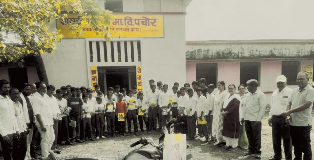 जन्मदिवस पर स्कूल के बच्चों को कापी -किताब व बैग बांटकर बनाया