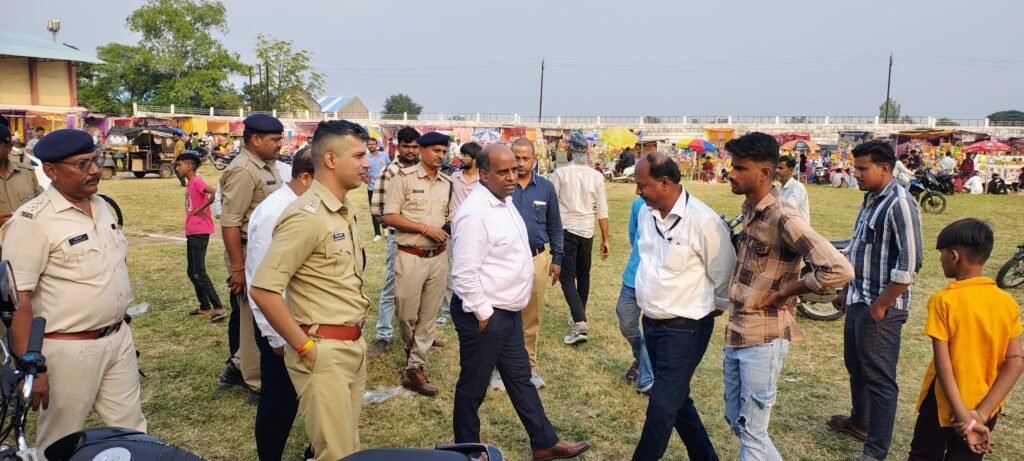कलेक्टर डॉ. मिश्रा एवं पुलिस अधीक्षक श्री तोलानी द्वारा दीपावली पर्व पर आतिशबाजी बाजार का किया निरीक्षण