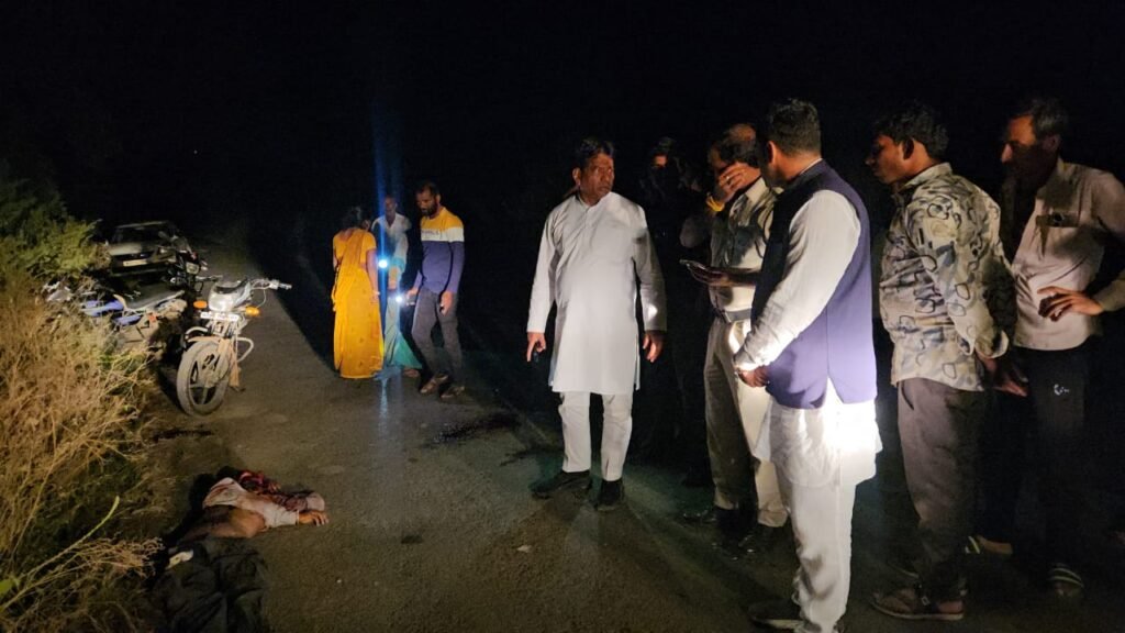 मानवता – सड़क पर मृत पड़े युवक को देख विधायक गोपाल इंजीनियर ने अर्धरात्रि में रोका अपने वाहनों का काफिला