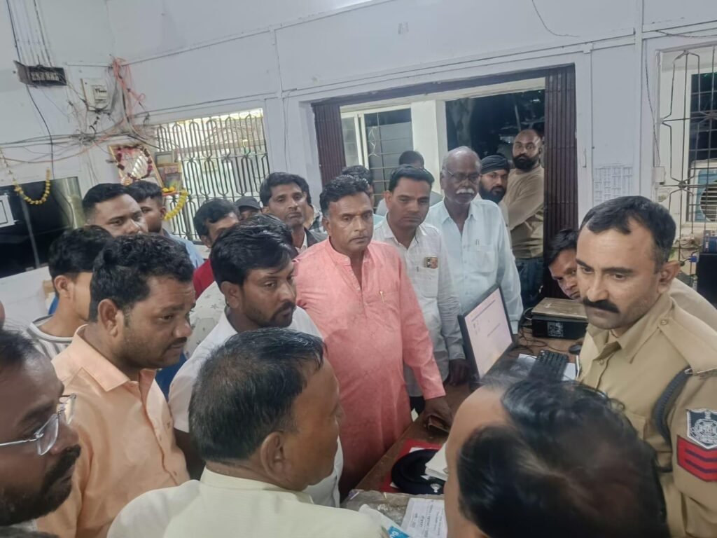 मंदसौर। मालवीय युथ फाउंडेशन टीम रात्री 3 बजे तक थाना शामगढ़ में पीड़ित परिवार के रही