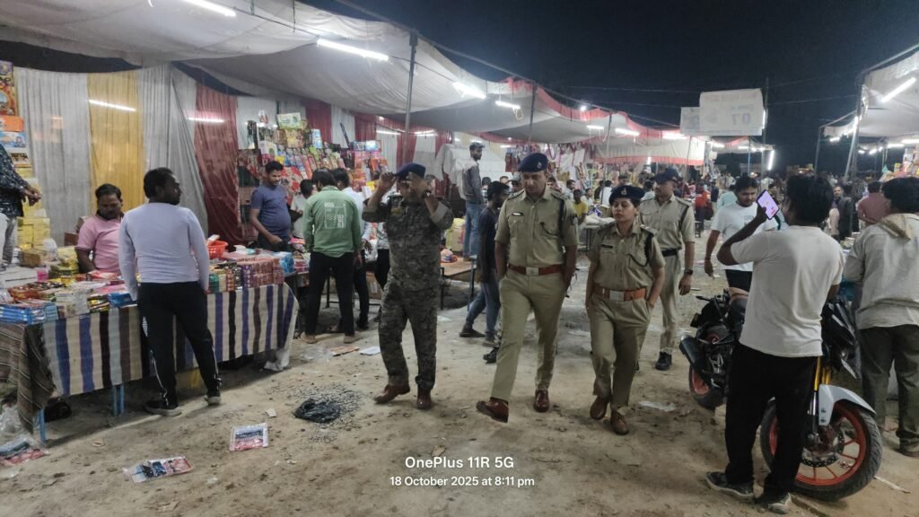पुलिस अधीक्षक सूरज कुमार वर्मा ने कटोरा ताल क्षेत्र में आतिशबाजी दुकानों का किया निरीक्षण, सुरक्षा व्यवस्था के दिए सख्त निर्देश।