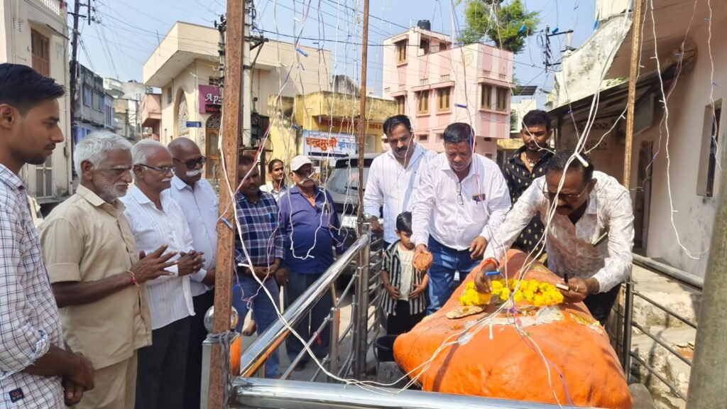शाहपुरा में गोवर्धन पूजा दिवस पर अन्नकूट प्रसादी वितरण — ठाकुर जी मंदिर रावला घाट पर हुआ भव्य आयोजन
