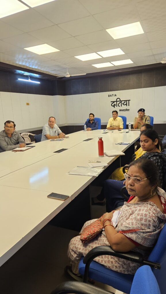 मुख्यमंत्री डॉ. मोहन यादव ने वीडियो कॉन्फ्रेंसिंग के माध्यम से 11 जिलों के समाधान प्रकरणों की समीक्षा की।