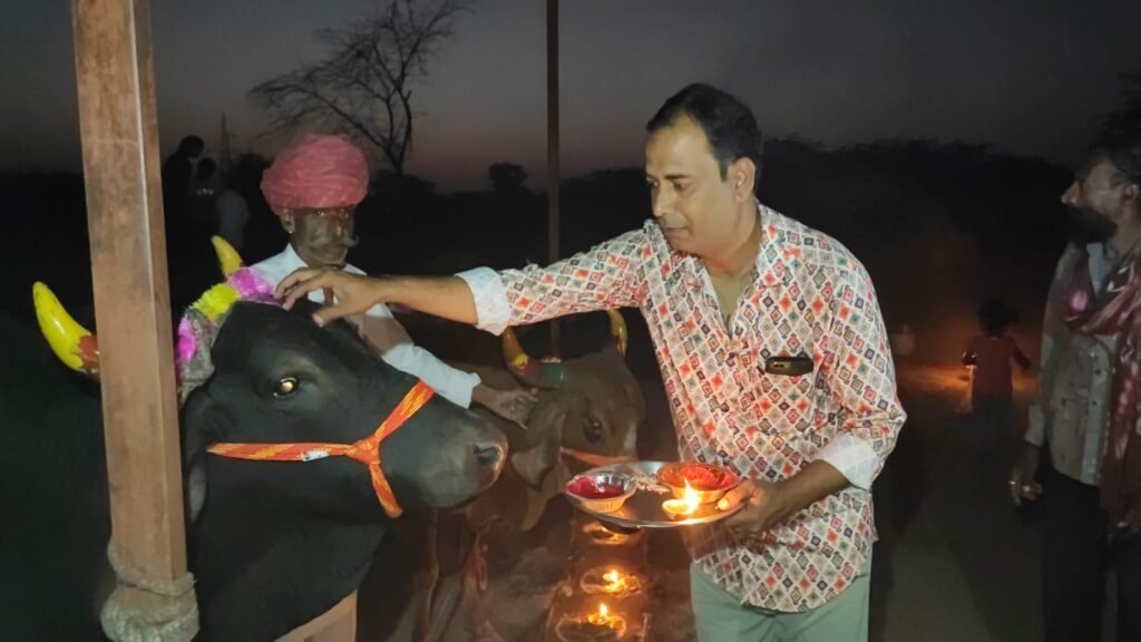 नंदी पूजन कर भक्तों ने मनाया गोवर्धन पूजा महोत्सव