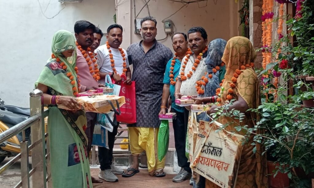 पार्षद अक्कू दुबे जी ने किया वार्ड 14 के सफाई कर्मियों का सम्मान।