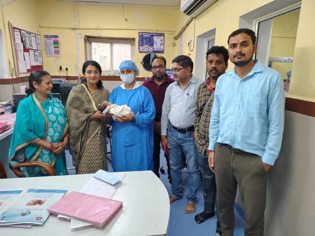 सीडब्ल्यूसी टीम ने नवजात बालिका के स्वास्थ्य की स्थिति जानी, चिकित्सकों ने बताया बालिका पूर्णतः स्वस्थ।