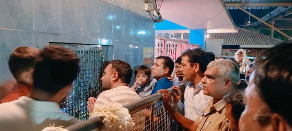 माँ धूमामति माई के दरबार में पहुंचे दतिया कलेक्टर स्वप्निल वानखड़े भक्तिभाव से की पूजा-अर्चना, जिले की सुख-समृद्धि की कामना की।