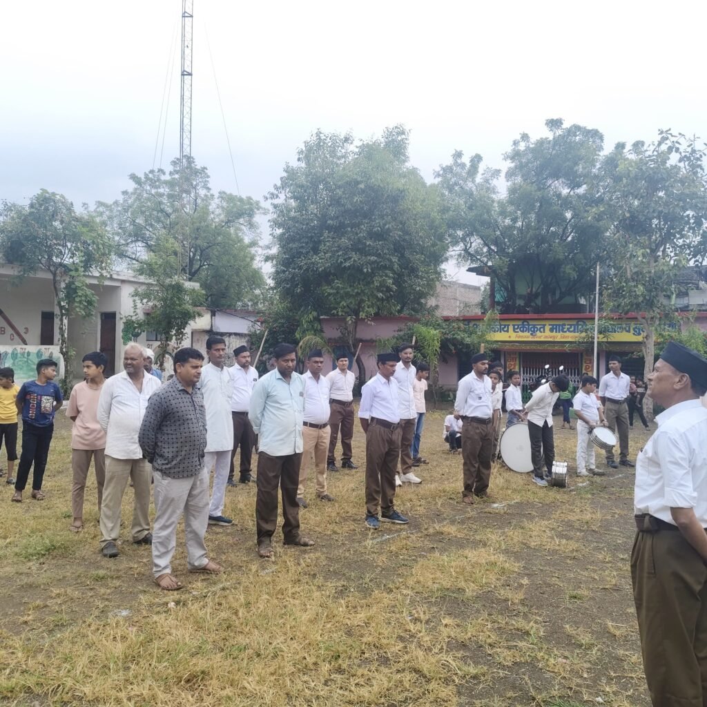 पचोर। राष्ट्रीय स्वयंसेवक संघ के शताब्दी वर्ष के उपलक्ष में पथ संचलन सुल्तानिया मंडल में संपन्न हुआ
