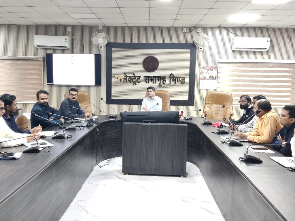कलेक्टर ने विद्युत विभाग अधिकारियों की समीक्षा बैठक ली