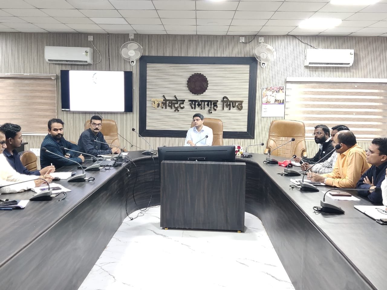 कलेक्टर ने विद्युत विभाग अधिकारियों की समीक्षा बैठक ली