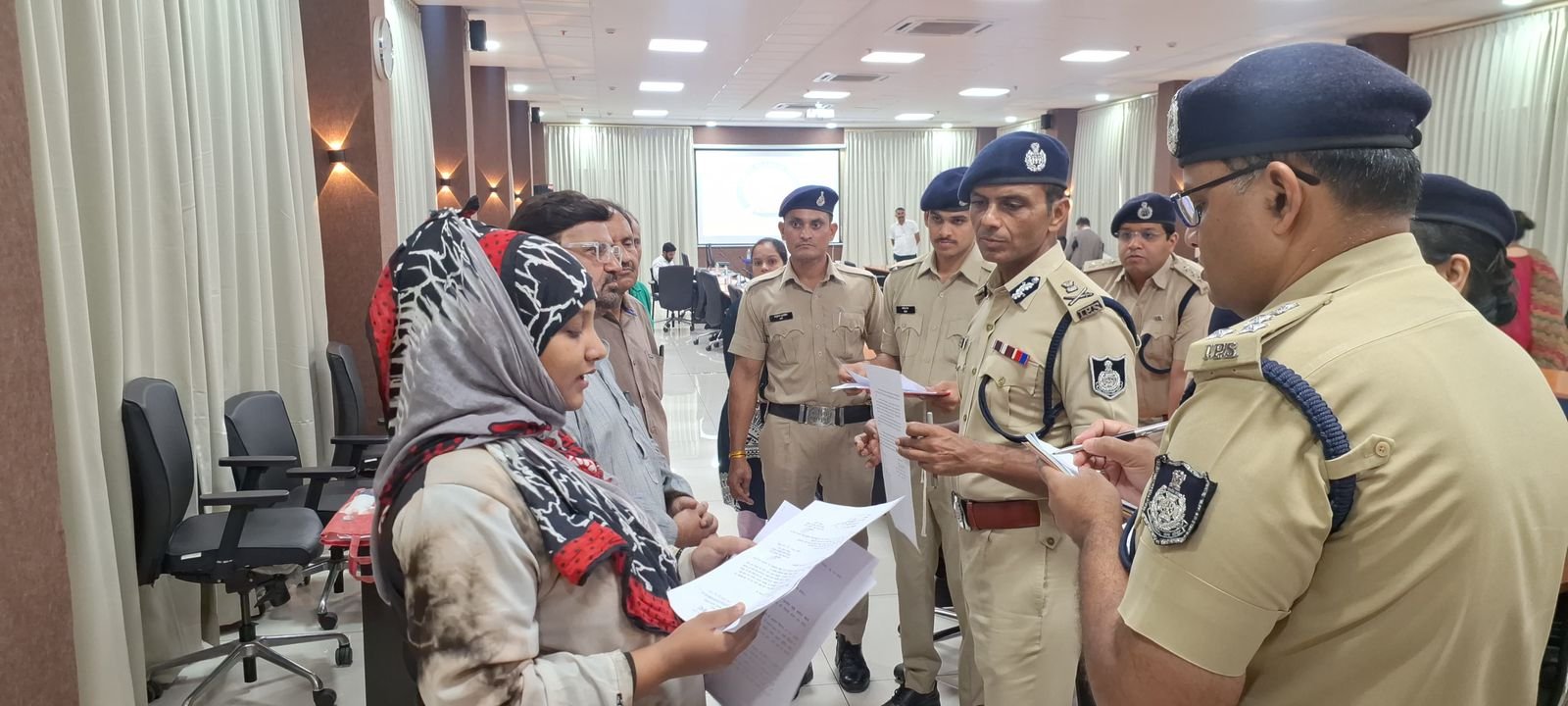 पुलिस कमिश्नर इंदौर ने उनकी व्यथा सुन, संबंधित अधिकारियों को तत्काल कार्यवाही कर शीघ्र निराकरण हेतु दिए दिशा निर्देश । इंदौर